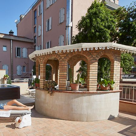 Hotel Vienna Ostenda E Ristorante Il Danubio Ріміні Екстер'єр фото