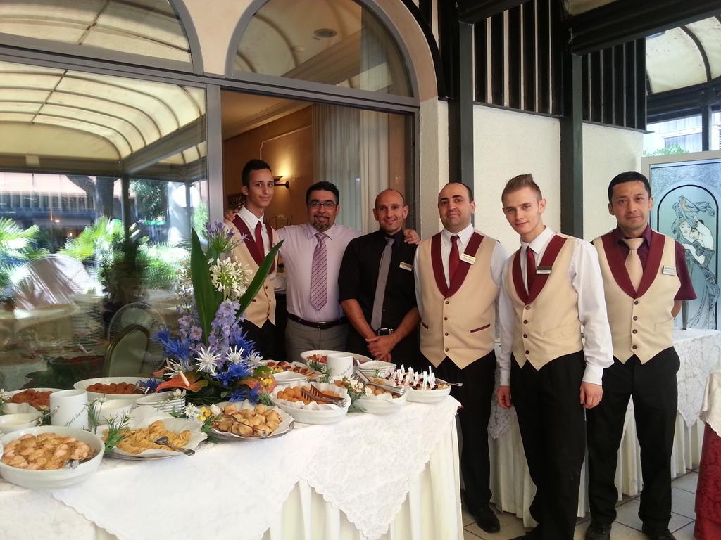 Hotel Vienna Ostenda E Ristorante Il Danubio Ріміні Екстер'єр фото
