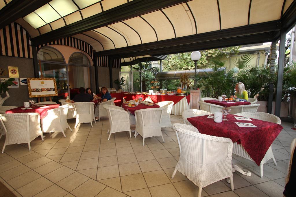 Hotel Vienna Ostenda E Ristorante Il Danubio Ріміні Екстер'єр фото